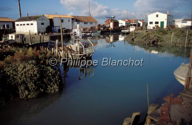 huitre oleron 04.JPG - Cabanes ostréicoles en bordure de chenalMarennes Oléron, France